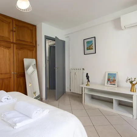 2 Pièces Avec Balcons, Parking Extérieur Apartamento