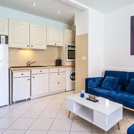 2 Pieces Avec Balcons, Parking Exterieur Mentona