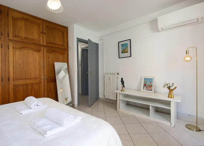 2 Pièces Avec Balcons, Parking Extérieur Apartamento